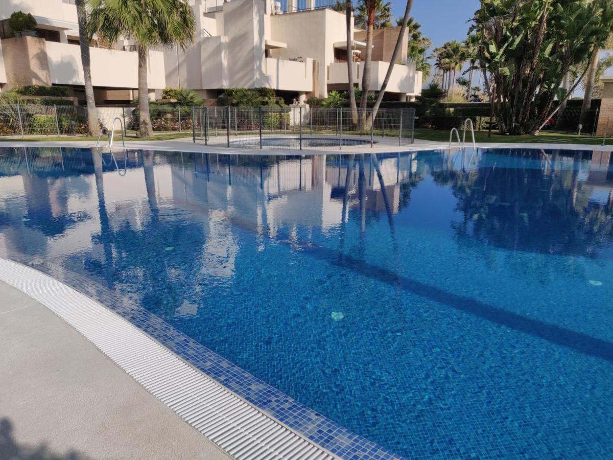 Bahia De La Plata Seafront Apartment Estepona Exterior photo