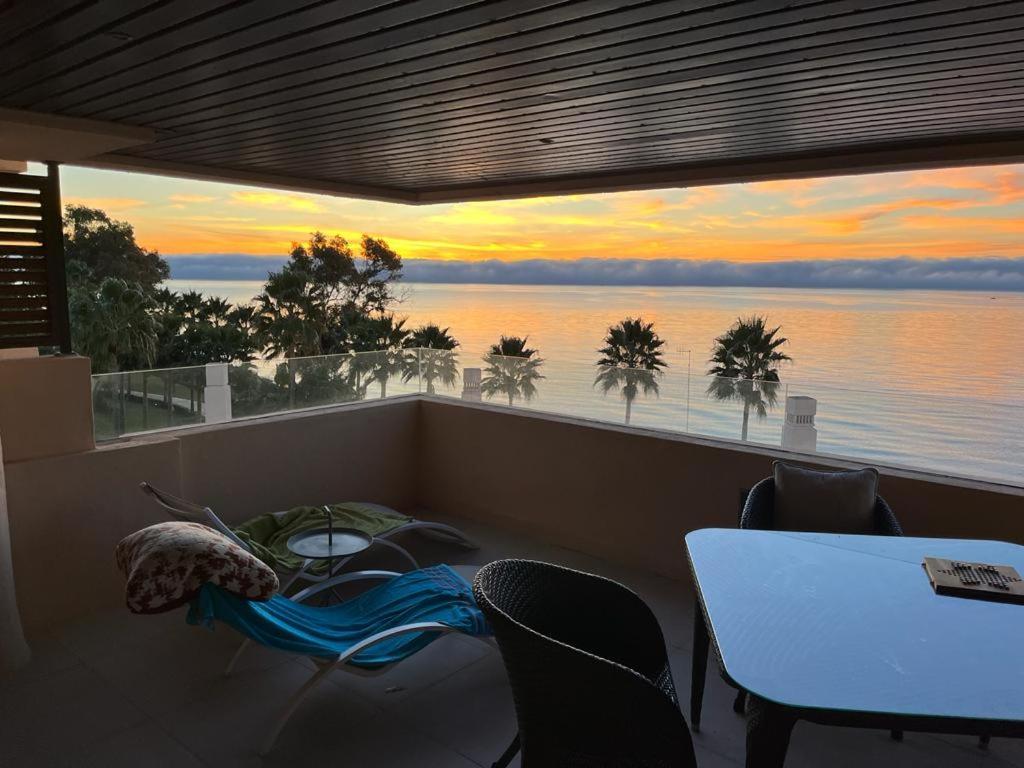 Bahia De La Plata Seafront Apartment Estepona Exterior photo