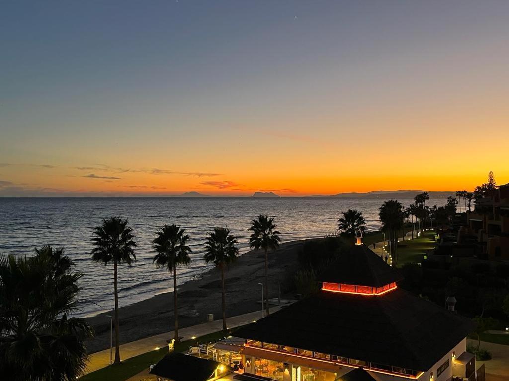 Bahia De La Plata Seafront Apartment Estepona Exterior photo